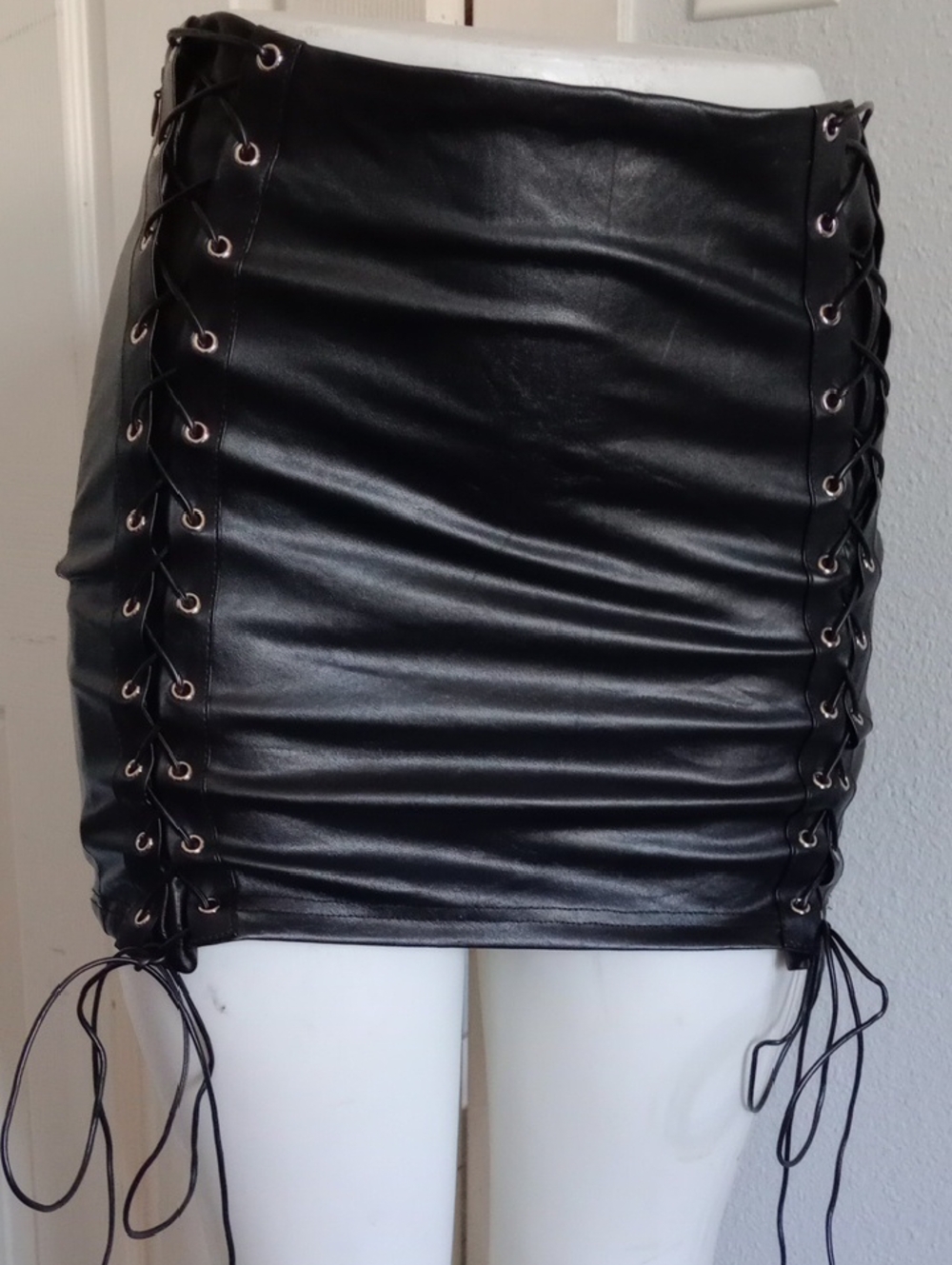 SHEIN Black Faux Leather Lace-Up Side Mini Skirt